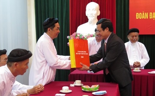 Ein Vertreter der Vaterländischen Front Vietnams trifft Würdenträger des Caodaismus
